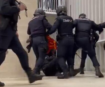 فوضى بعد الانتصار: أوساسونا يفتح تحقيقاً في أحداث ملعبه عقب مواجهة ريال مدريد