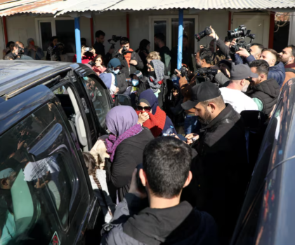 عودة مفاجئة إلى مخيم روج: “مشاكل فنية” تعيد 34 أستراليا من دمشق إلى نقطة الانطلاق