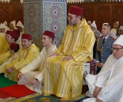 جلالة الملك محمد السادس يؤدي صلاة عيد الفطر بالرباط ويتقبل التهاني بالمناسبة