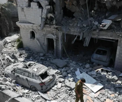 مقتل امرأة وإصابة 21 شخصًا في قصف صاروخي إيراني على تل أبيب الكبرى