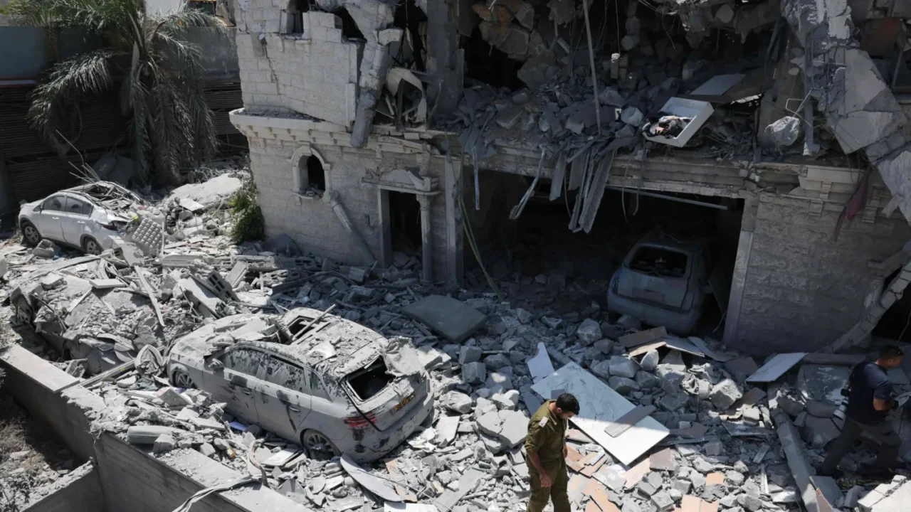 مقتل امرأة وإصابة 21 شخصًا في قصف صاروخي إيراني على تل أبيب الكبرى