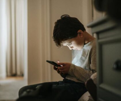 تقرير فرنسي يحذر من أثر وسائل التواصل على الصحة النفسية للمراهقين