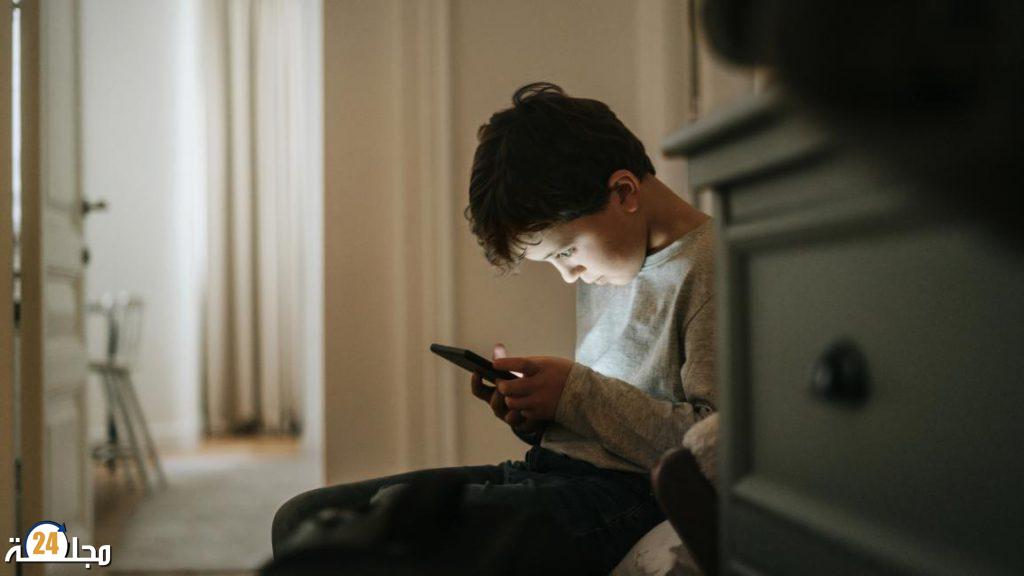 تقرير فرنسي يحذر من أثر وسائل التواصل على الصحة النفسية للمراهقين