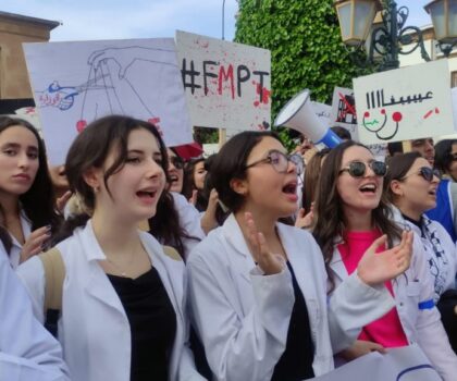 طلبة طب الأسنان بالدار البيضاء يحتجون على نقص المعدات ويهددون بالتصعيد