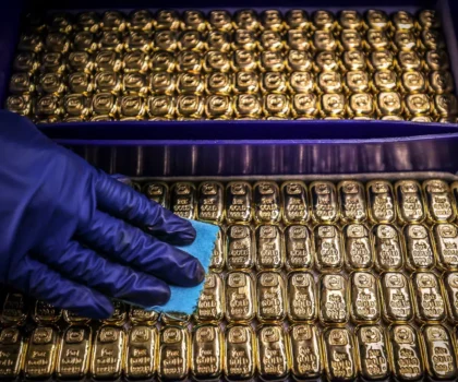 الذهب يفقد بريقه مؤقتا وسط تصاعد الحرب وتأرجح البورصات