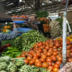 انخفاض مفاجئ في أسعار الطماطم وارتفاع مستمر في البطاطس بأسواق الجملة
