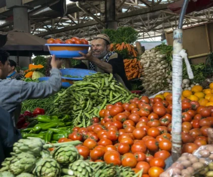 انخفاض مفاجئ في أسعار الطماطم وارتفاع مستمر في البطاطس بأسواق الجملة