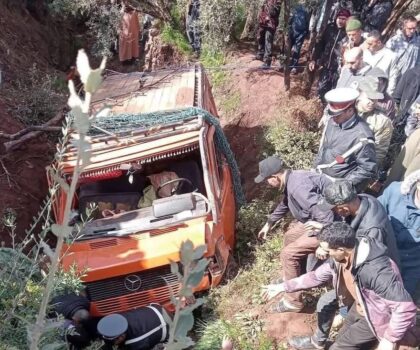 فاجعة دمنات تعيد مأساة النقل الجبلي إلى الواجهة بعد مصرع ثلاثة أشخاص وإصابة العشرات