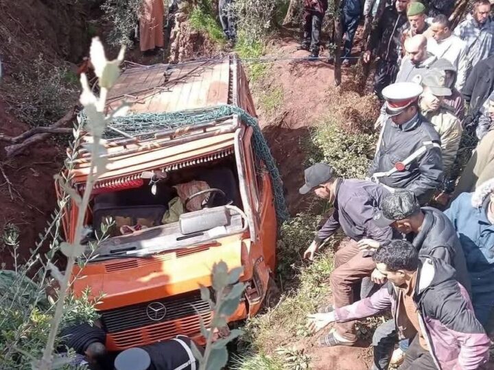 فاجعة دمنات تعيد مأساة النقل الجبلي إلى الواجهة بعد مصرع ثلاثة أشخاص وإصابة العشرات