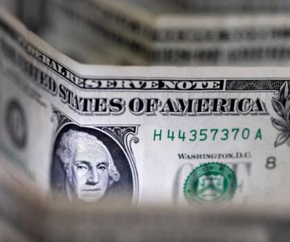 سابقة تاريخية: توقيع ترامب يزين الأوراق النقدية الأمريكية وسط جدل قانوني وسياسي