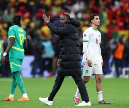 تحرك قانوني مغربي لتوثيق خروقات الاتحاد السنغالي بملعب فرنسا وعرضها على لجان الفيفا