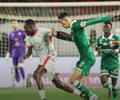 الرجاء ينفرد بالصدارة والوداد يطارده.. جولة نارية تشعل صراع البطولة الاحترافية