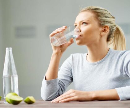 لا معيار موحد لشرب الماء يوميا.. خبراء يوضحون الكمية المناسبة ومخاطر النقص والإفراط