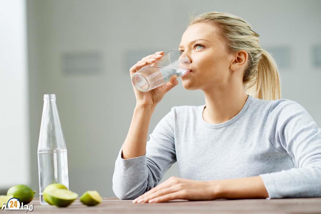 لا معيار موحد لشرب الماء يوميا.. خبراء يوضحون الكمية المناسبة ومخاطر النقص والإفراط