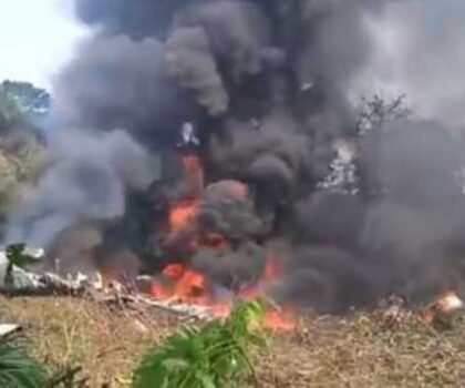 تحطم طائرة عسكرية في كولومبيا خلال الإقلاع وسط تضارب بشأن عدد الضحايا والناجين