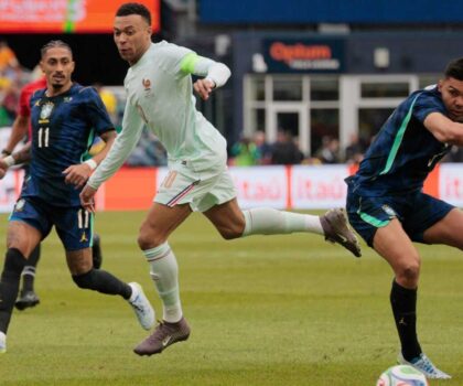 بعشرة لاعبين وتكتيك مرن: الديوك الفرنسية تتفوق على البرازيل في الاختبار الأمريكي