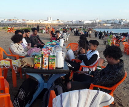 الإفطار على شاطئ عين الذياب.. طقس رمضاني يكسر روتين البيضاويين