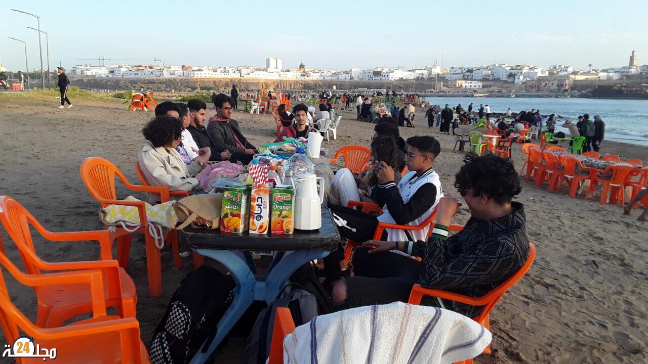 الإفطار على شاطئ عين الذياب.. طقس رمضاني يكسر روتين البيضاويين