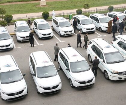 أزمة النقل بالجديدة تتصاعد ونقابة الصحفيين تدخل على خط “تهديدات الطاكسيات الصغيرة”