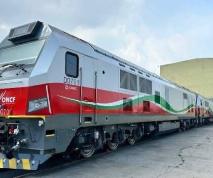 المكتب الوطني للسكك الحديدية يختبر قاطرتين جديدتين لتعزيز النقل السككي بالمغرب