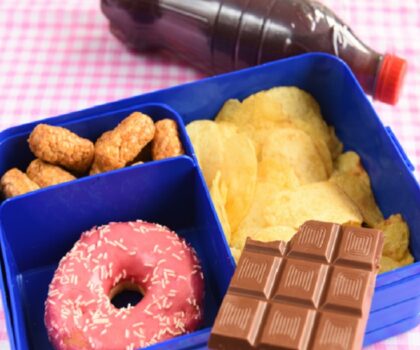 7 أطعمة شائعة تستنزف طاقتك وتزيد الشعور بالتعب خلال اليوم