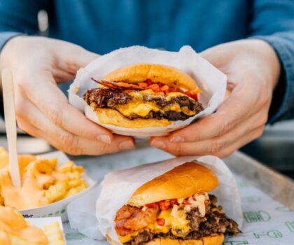 دراسة مغربية تحذر: الإفراط في الوجبات السريعة يرفع خطر سرطان القولون لدى الشباب