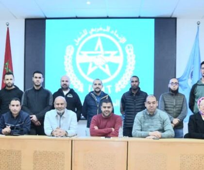 طنجة : بسبب ضغط نقابي…إدارة مصنع رونو تتراجع عن قرار تسريح العمال مؤقتا