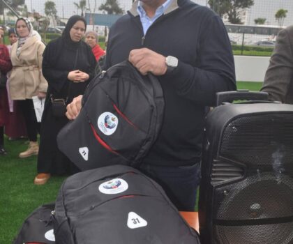 رئيس مقاطعة سباتة يستغل الأطفال وملاعب القرب في حملات انتخابية