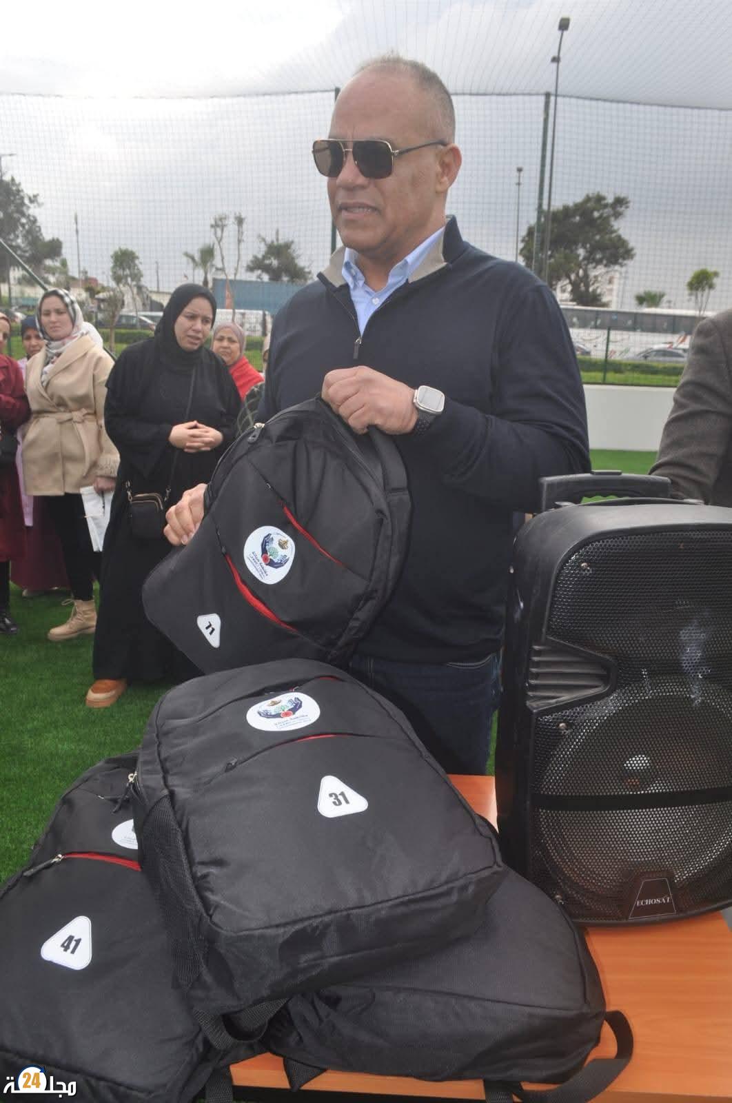 رئيس مقاطعة سباتة يستغل الأطفال وملاعب القرب في حملات انتخابية