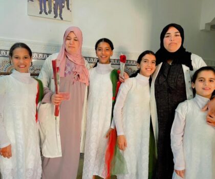 بمناسبة اليوم العالمي للمرأة… أطفال مركز الإيواء بابن جرير يوزعون الورود والمصاحف على نساء المدينة