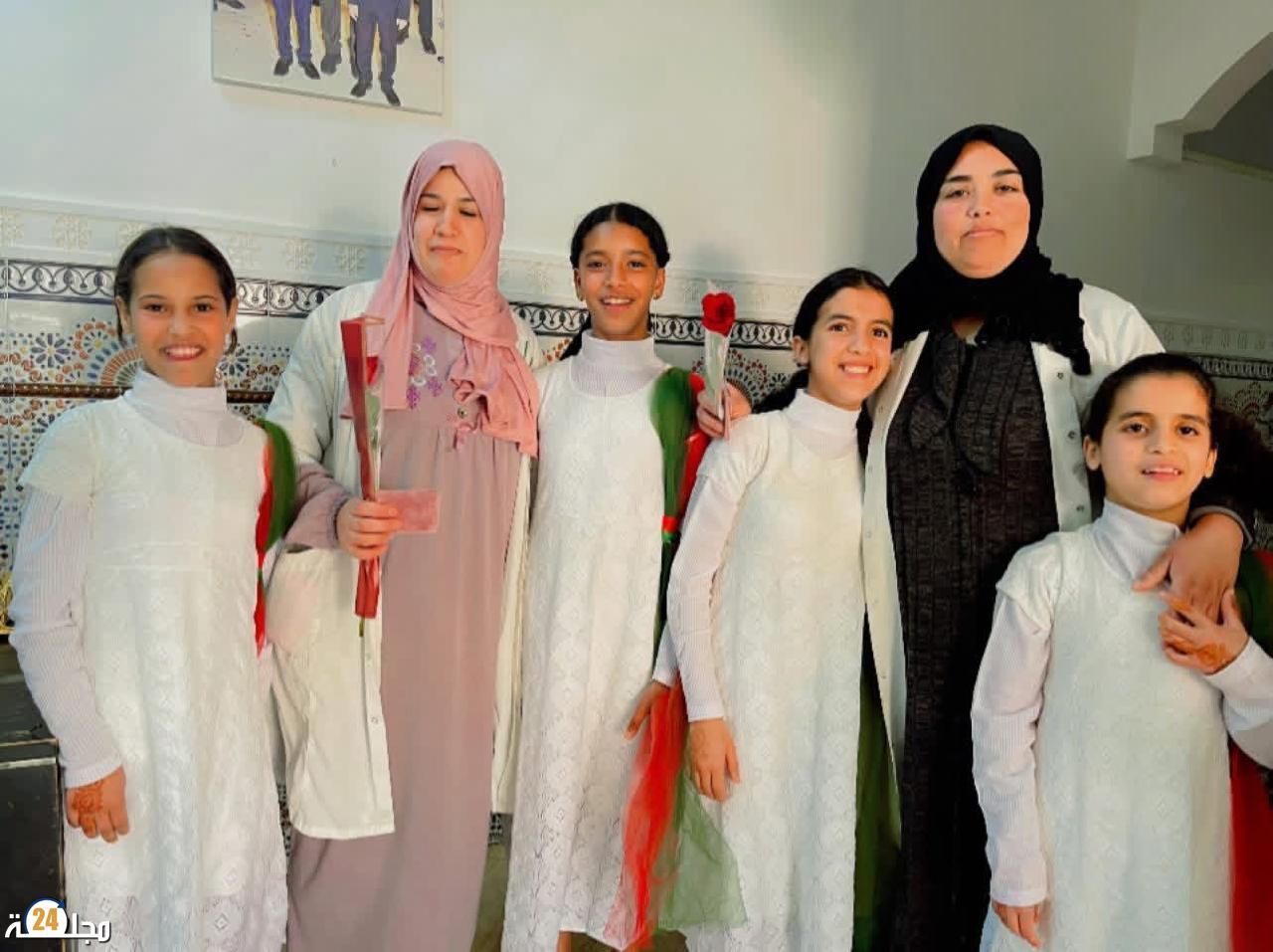 بمناسبة اليوم العالمي للمرأة… أطفال مركز الإيواء بابن جرير يوزعون الورود والمصاحف على نساء المدينة