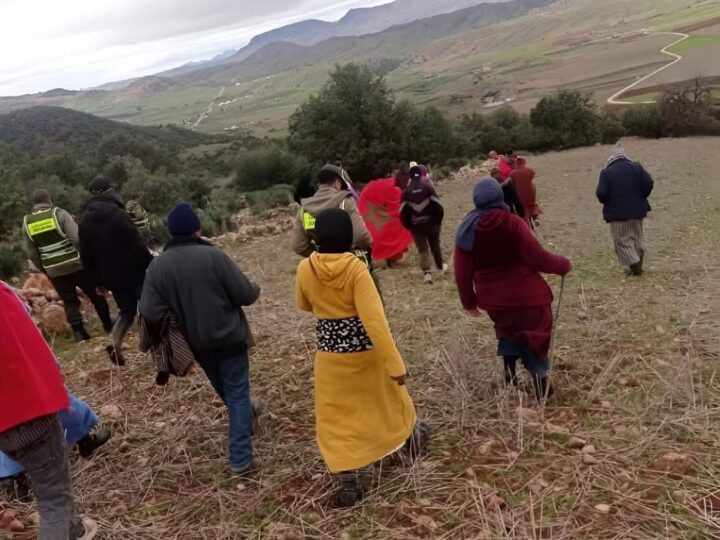 مسيرة نسائية على الأقدام من دواوير أم الربيع نحو عمالة خنيفرة للمطالبة بإصلاح الطريق.