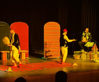 ليلة مسرحية مميزة بابن أحمد.. “سميميع الندى” يعيد سحر الحكاية الشعبية إلى الخشبة