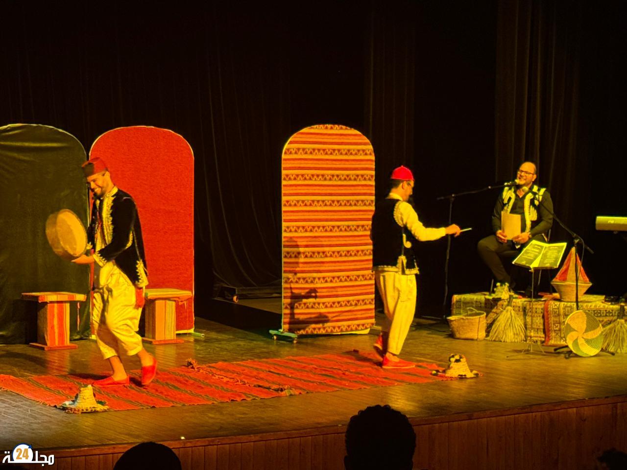 ليلة مسرحية مميزة بابن أحمد.. “سميميع الندى” يعيد سحر الحكاية الشعبية إلى الخشبة