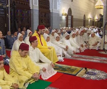 الملك محمد السادس يكرّم الطفل زيد البقالي بجائزة “الطفل الحافظ” بالقصر الملكي بالرباط