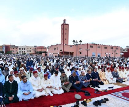 عامل إقليم الرحامنة يؤدي صلاة عيد الفطر وسط أجواء إيمانية بابن جرير