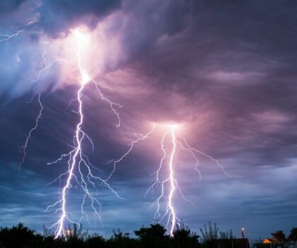 زخات رعدية محليا قوية و هبات رياح عاصفية محليا قوية اليوم الجمعة بعدد من مناطق المملكة