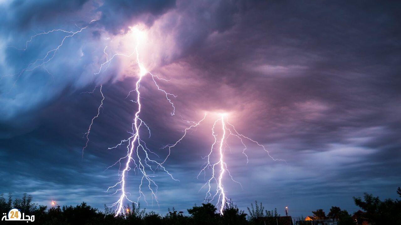 زخات رعدية محليا قوية و هبات رياح عاصفية محليا قوية اليوم الجمعة بعدد من مناطق المملكة