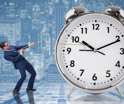 المغرب يعود إلى توقيت GMT+1 فجر الأحد.. جدل الساعة الإضافية يتجدد