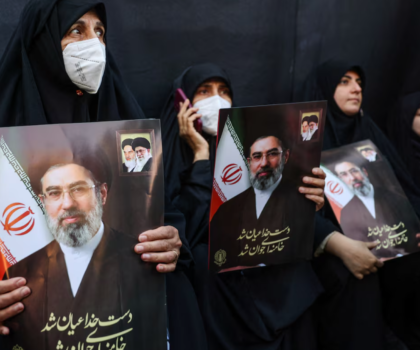 خامنئي الجديد يلوح بإغلاق مضيق هرمز…و نتنياهو يرد بتهديد مبطن بالإغتيال