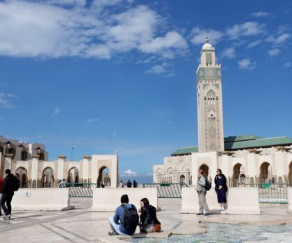 مسجد الحسن الثاني بالدار البيضاء..آلاف المصلين يحيون ليلة القدر في أجواء روحانية و تعبدية متميزة