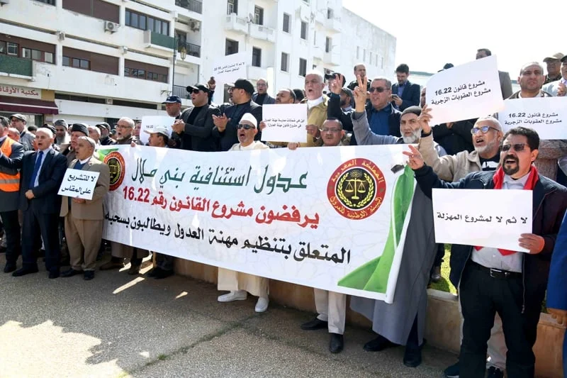 العدول يصعدون احتجاجاتهم بإضراب وطني مفتوح ووقفة أمام البرلمان رفضا لمشروع قانون المهنة