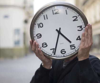 حملة المطالبة بإلغاء الساعة الإضافية بالمغرب تنتقل إلى العرائض الورقية لإلزام الحكومة بالتفاعل