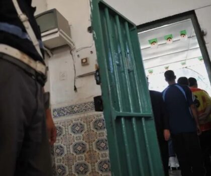 الإفراج عن دفعة ثالثة من المغاربة المحتجزين بالجزائر ومطالب بتسليم الجثث العالقة وتسوية ملفات السجناء