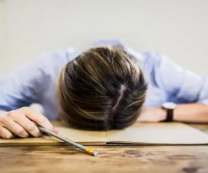 دراسة وطنية تكشف الأضرار الصحية البالغة لنظام الساعة الإضافية بالمغرب وتطالب بإلغائه