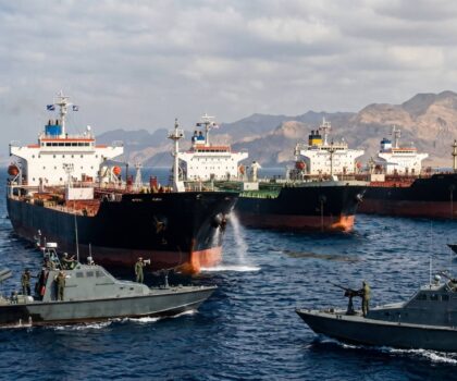 إيران تهدد بحصار البحر الأحمر ردا على التصعيد الأمريكي وسط مساع دبلوماسية مكثفة