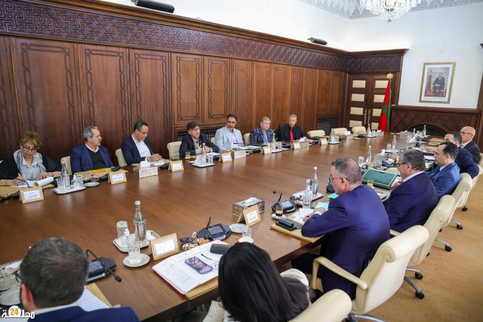 الحكومة تستعرض حصيلة الحوار الاجتماعي وتقر زيادات مهمة في الأجور وتحسينات في مدونة الشغل