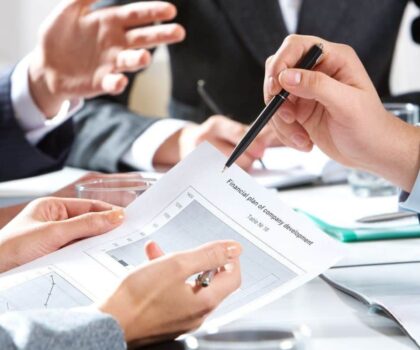 مشروع قانون المحاماة كينوض الصداع مع الموثقين بسبب احتكار عقود الشركات