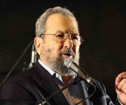 إيهود باراك يؤكد فشل الحرب على إيران وحزب الله ويدعو لإسقاط نتنياهو