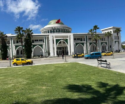 “الكورتي” يفرضون قانونهم داخل محطة تطوان… دعوات لتدخل عاجل للسلطات